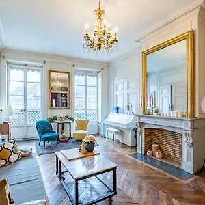 https://appartement-haussmannien-dartiste-exception-quai-de.hotels-rhonealpes.com